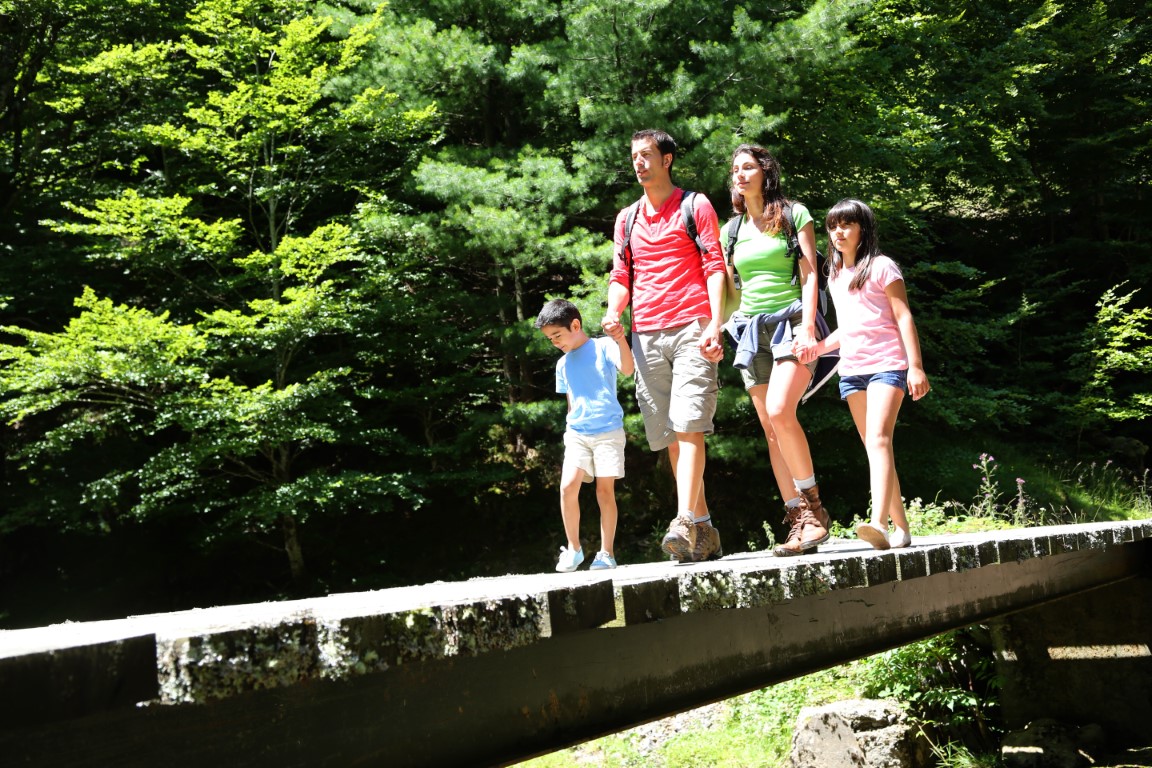 SAALBACH Familie Wandern Neutral shutterstock_109039637.jpg