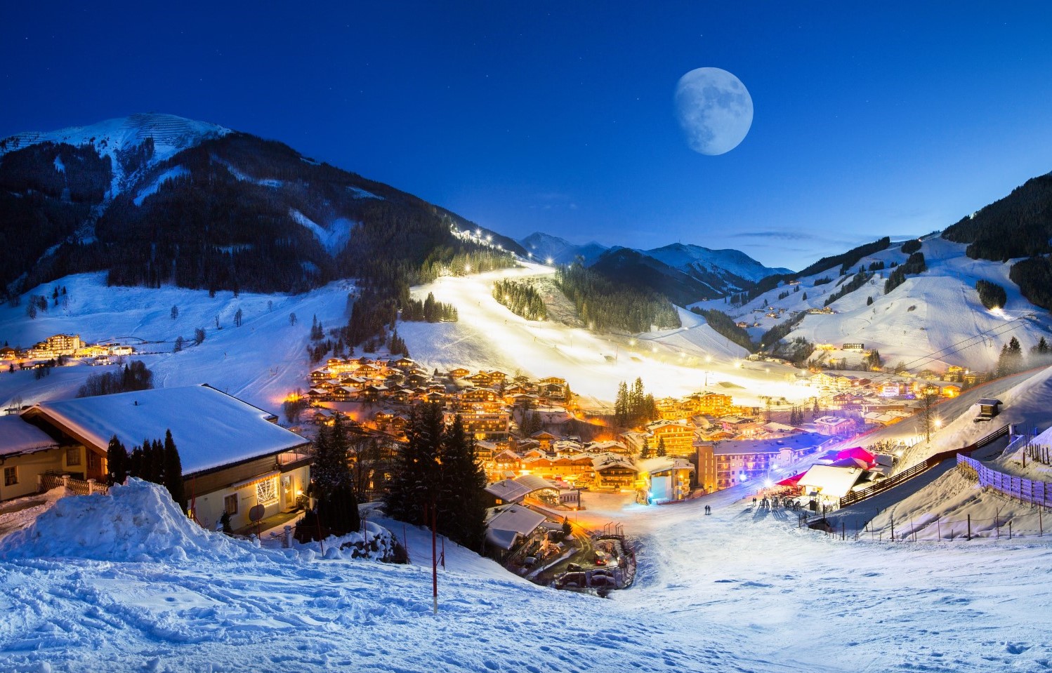 SAALBACH HINTERGLEMM bei Nacht  shutterstock_553102315.jpg