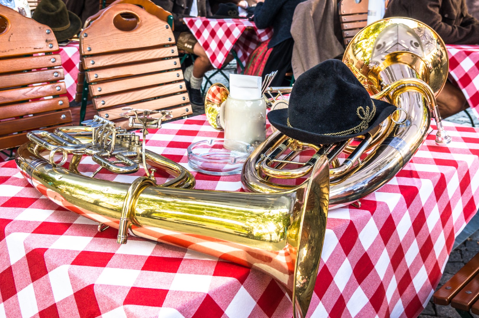 SAALBACH HINTERGLEMM Musikinstrumente am Tisch shutterstock_1222327243.jpg