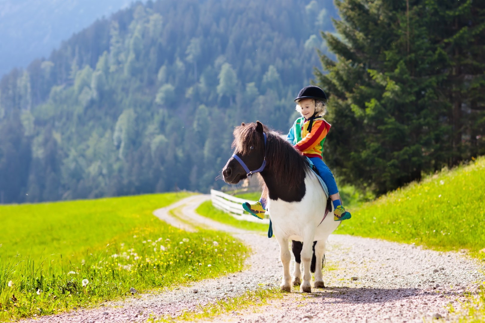 SAALBACH HINTERGLEMM Reiten Kind shutterstock_1122921635.jpg