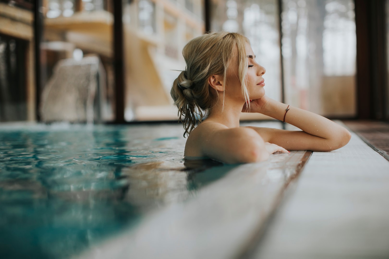 SAALBACH HINTERGLEMM schöne Frau im Hallenbad shutterstock_1624908025.jpg