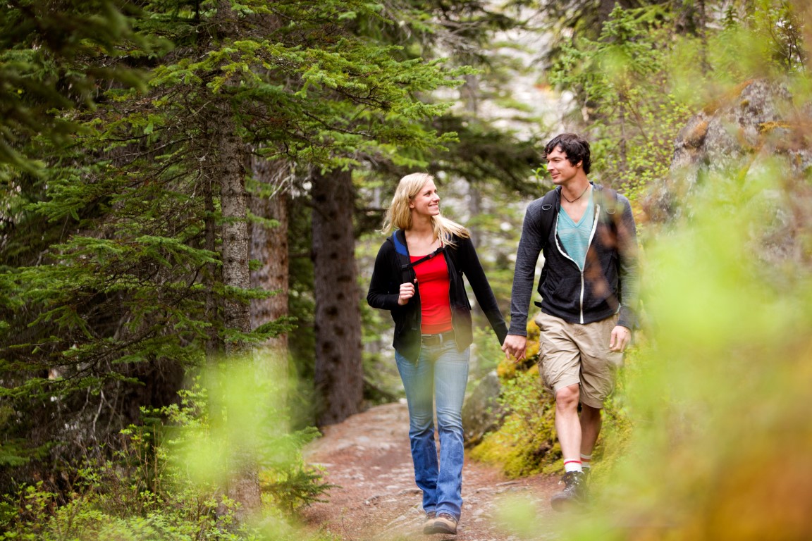 SAALBACH Paar-Wandern-Neutral-shutterstock_62272132.jpg