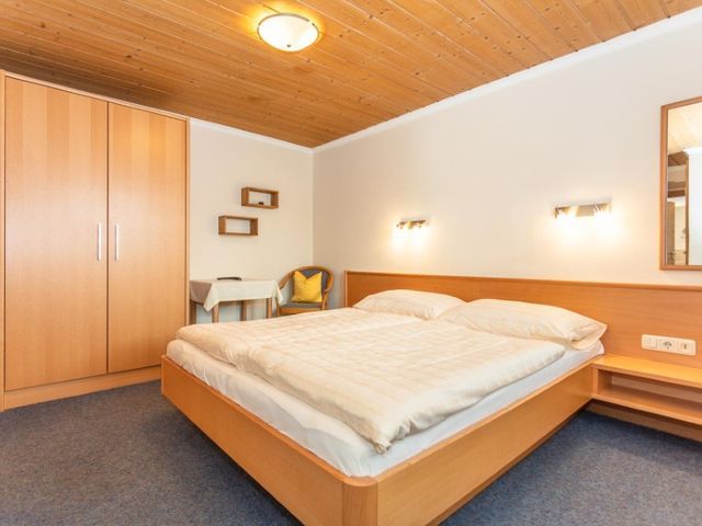 unterkunft-ferienwohnung-1-saalbach-schlafzimmer.j