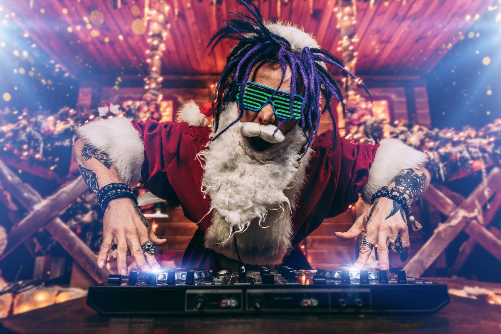 SAALBACH HINTERGLEMM Weihnachtsmann rave DJ shutterstock_1194665833.jpg